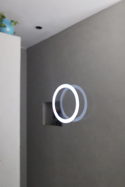 Badezimmerspiegel Uovo 60 cm Integrierte LED- Beleuchtung Klon Klon