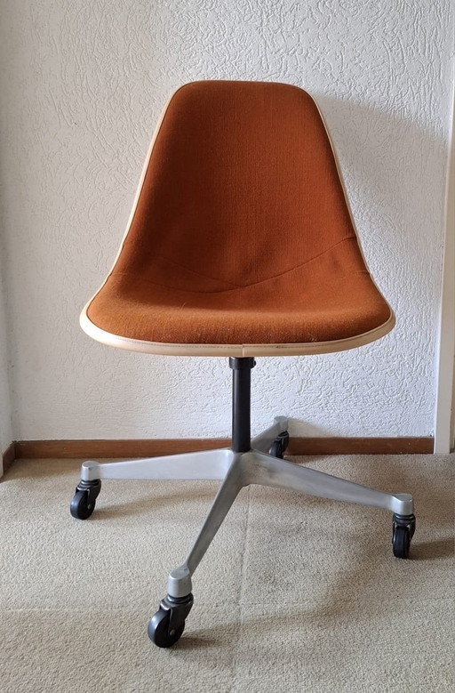 Bürostuhl aus Glasfaser von Charles & Ray Eames für Herman Miller 1970er Jahre