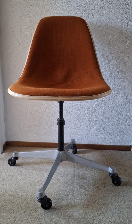 Bürostuhl aus Glasfaser von Charles & Ray Eames für Herman Miller 1970er Jahre