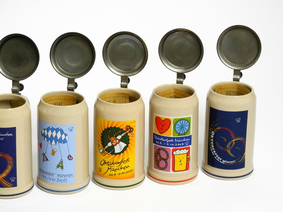Image 1 of Neun ungebrauchte Original Münchner Oktoberfest Bierkrüge mit schweren Zinndeckeln von 2001 - 2009