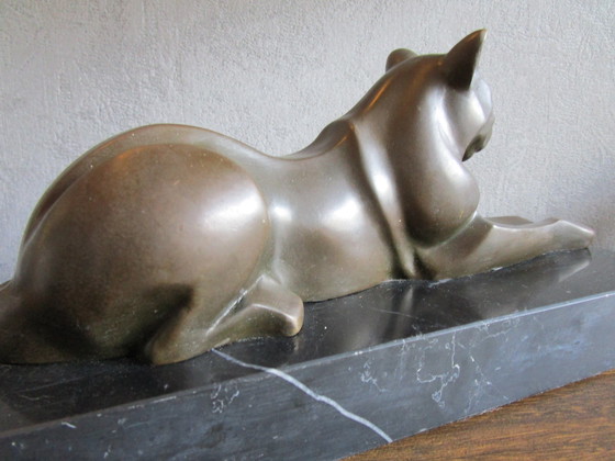 Image 1 of Ruhende Löwin aus Bronze,Artdeco