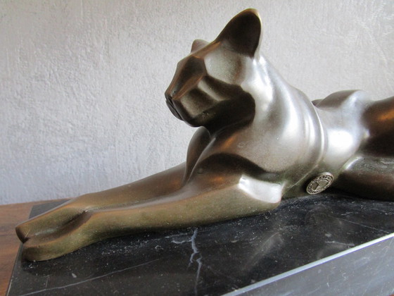 Image 1 of Ruhende Löwin aus Bronze,Artdeco