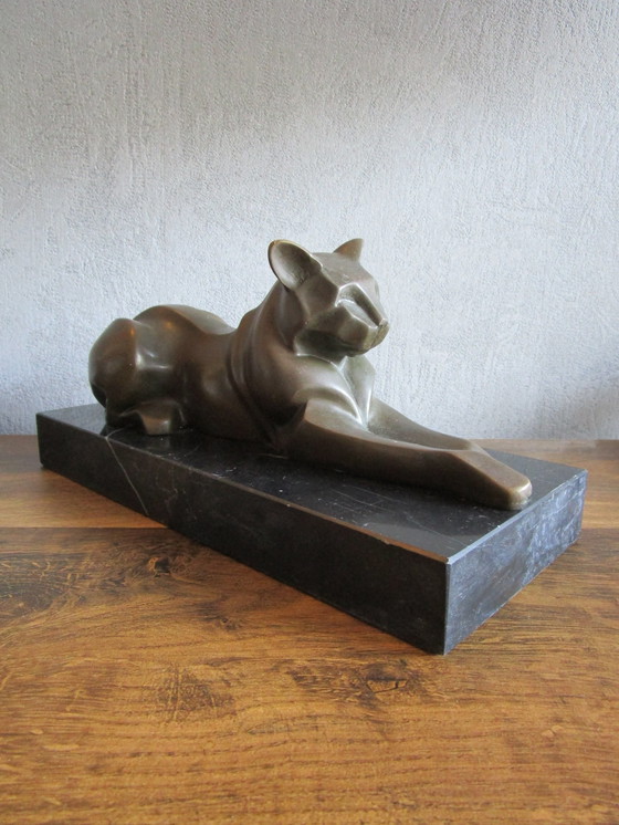 Image 1 of Ruhende Löwin aus Bronze,Artdeco