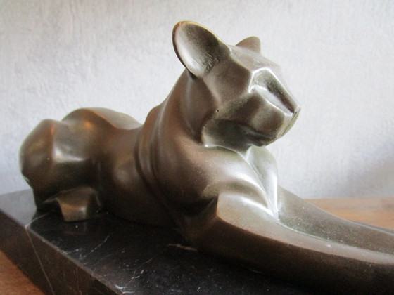 Image 1 of Ruhende Löwin aus Bronze,Artdeco