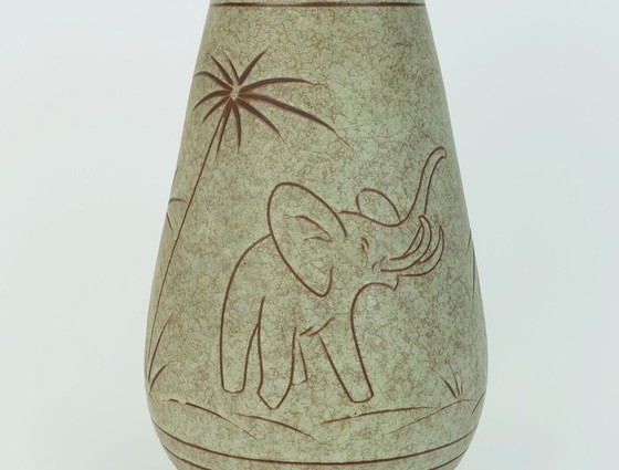 Image 1 of frühe 1960er Jahre u-keramik Mid Century Keramik VASE Modell Nr. 137/30 Elefanten und Palmen Dekor