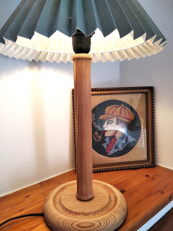 Image 1 of Vintage Tischlampe aus Holz mit neuem plissiertem Lampenschirm, 80er Jahre Ungarn
