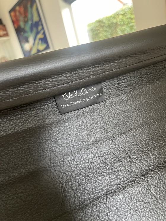 Image 1 of Vitra Eames EA 124 Sessel