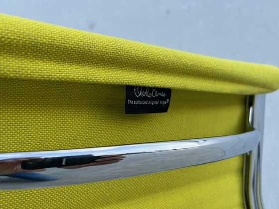 Image 1 of Vitra Eames EA106 Drehstuhl