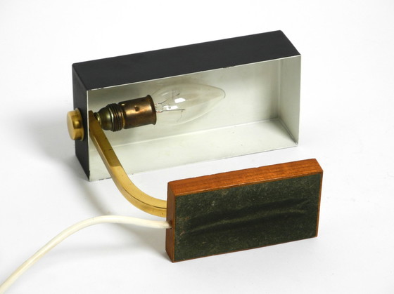 Image 1 of Schöne kleine Mid Century Modern Metall und Messing Tischlampe mit Teakholz Basis