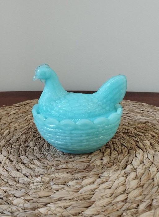 Henne Aus Farbigem Opalin, Dose, Bonbonniere, Platte, Antik Aus Der Kristallerie Von Portieux