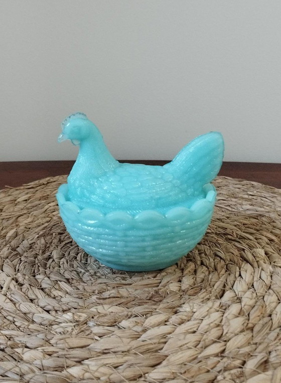 Image 1 of Henne Aus Farbigem Opalin, Dose, Bonbonniere, Platte, Antik Aus Der Kristallerie Von Portieux