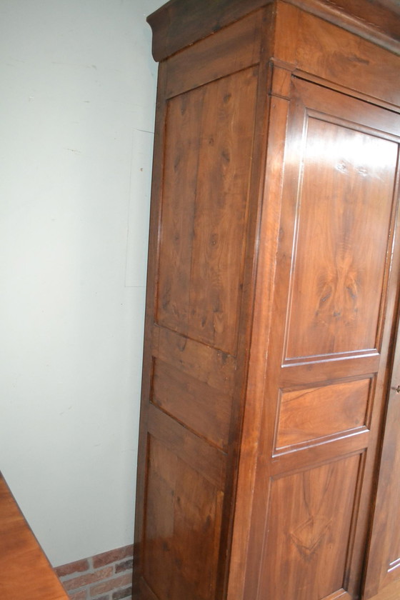 Image 1 of Eleganter antiker Nussbaumschrank