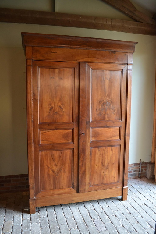 Eleganter antiker Nussbaumschrank