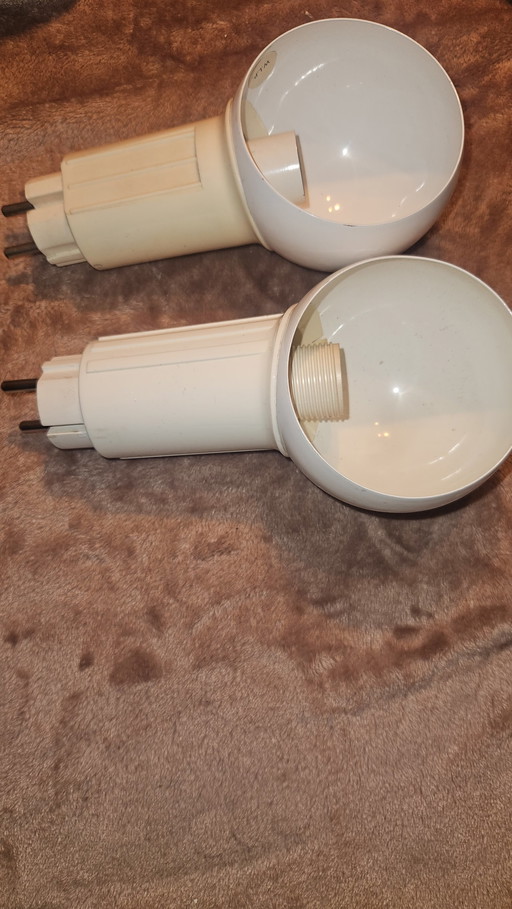 2 weiße Vrieland Plug Lampen. Drehbar