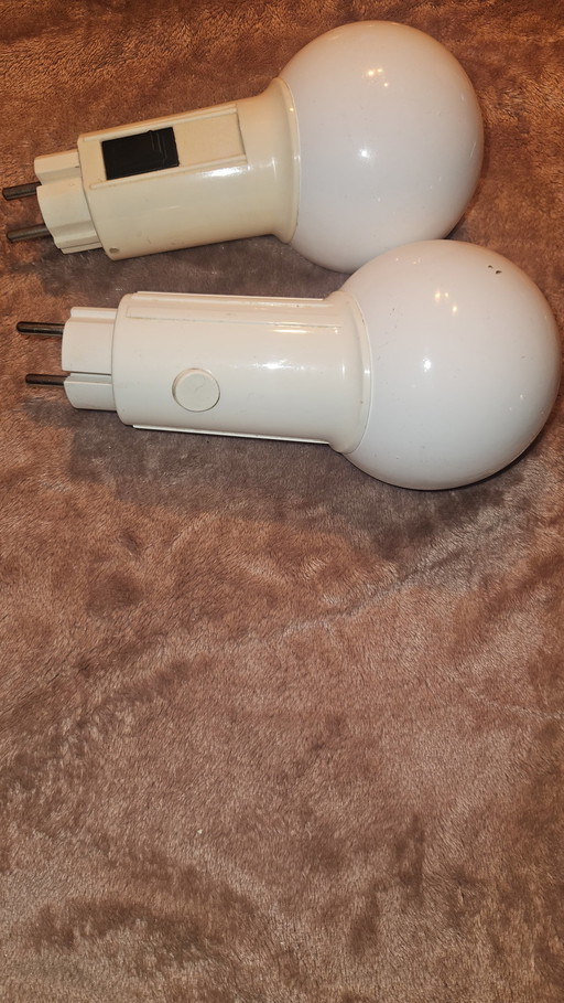 2 weiße Vrieland Plug Lampen. Drehbar