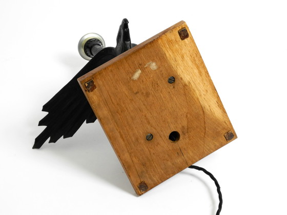 Image 1 of Große Tischlampe aus Eisen aus den 1940er Jahren in Form eines Adlers mit einem Sockel aus Teakholz