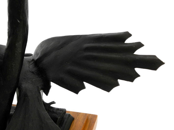 Image 1 of Große Tischlampe aus Eisen aus den 1940er Jahren in Form eines Adlers mit einem Sockel aus Teakholz