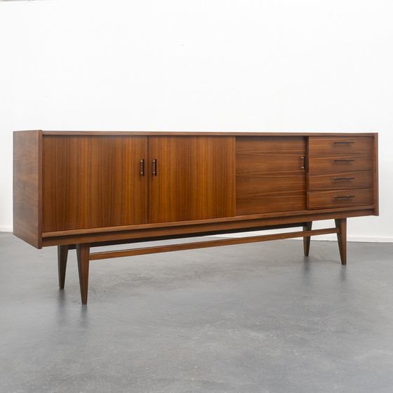 Image 1 of 50er Jahre Sideboard, Nußbaum, Schiebetüren, restauriert, 233cm