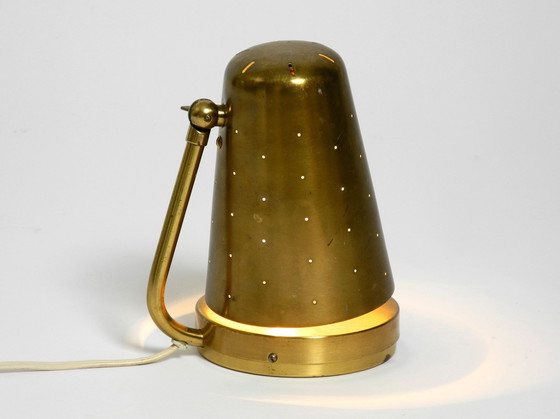 Image 1 of Schöne, seltene, große, Mid Century Modern Tischlampe aus Messing mit einem Schalter in der Basis