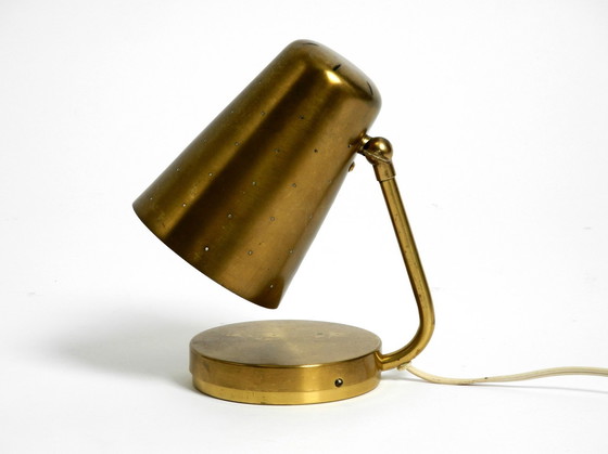 Image 1 of Schöne, seltene, große, Mid Century Modern Tischlampe aus Messing mit einem Schalter in der Basis