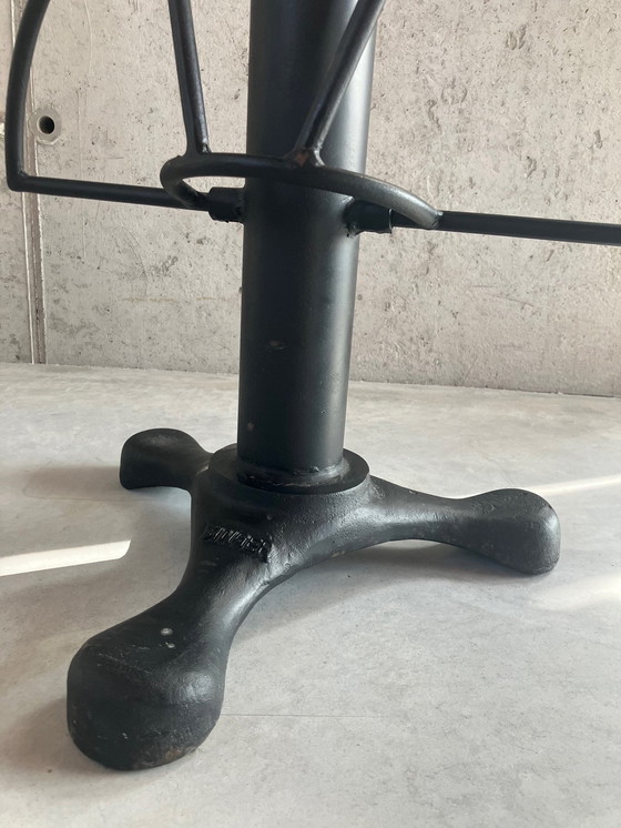 Image 1 of Industrieller Singer-Atelier-Hocker im Vintage-Stil