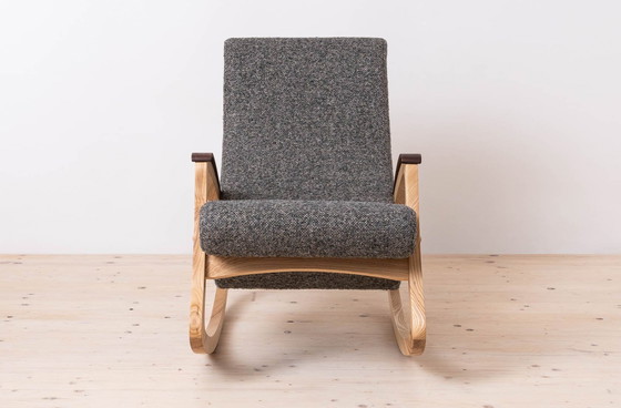 Image 1 of Vintage-Schaukelstuhl, Tschechoslowakei, 1950er Jahre, neu gepolstert mit anthrazitfarbenem Bouclé