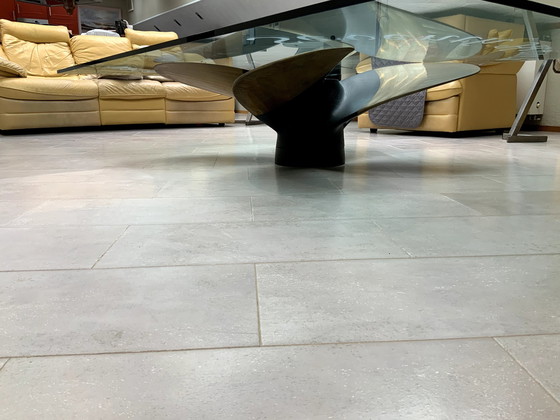 Image 1 of Glas Couchtisch mit Bronze Schraube