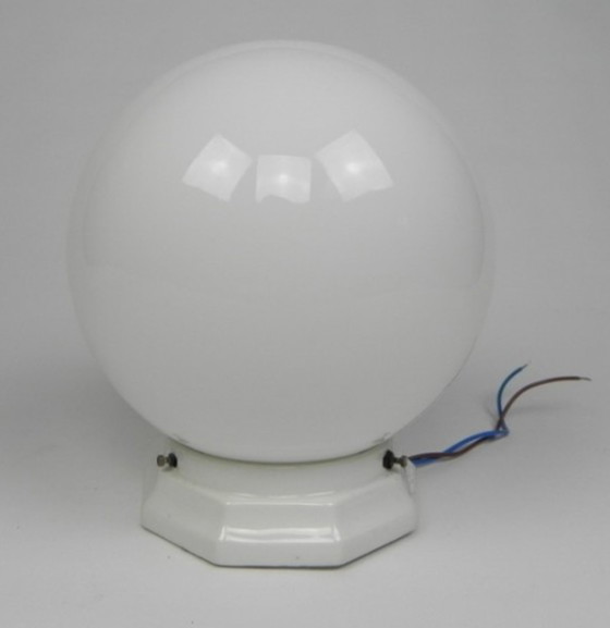 Image 1 of Art-Deco-Deckenleuchte mit runder Glaskugel und Porzellanhalterung