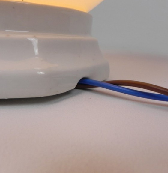 Image 1 of Art-Deco-Deckenleuchte mit runder Glaskugel und Porzellanhalterung