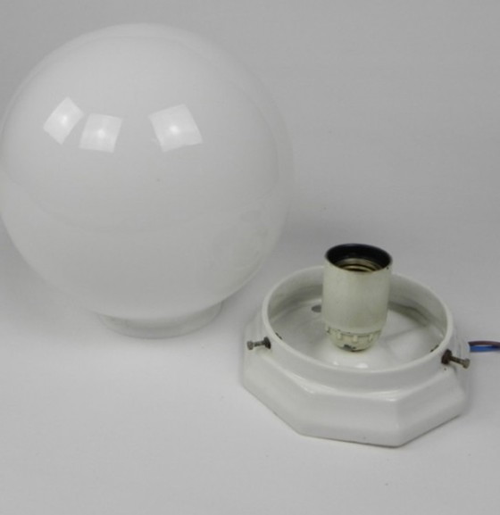 Image 1 of Art-Deco-Deckenleuchte mit runder Glaskugel und Porzellanhalterung