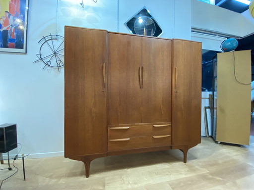 Skandinavischer Kleiderschrank