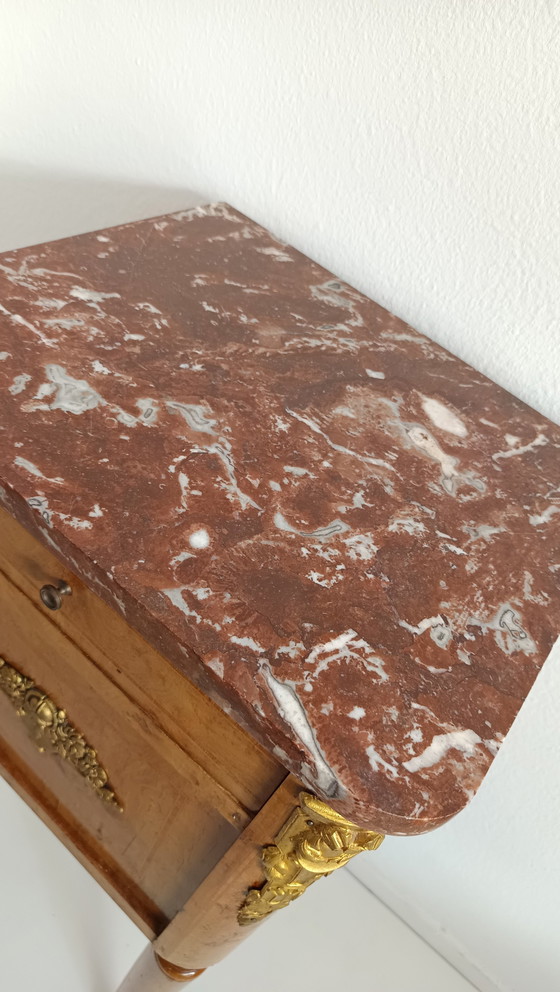 Image 1 of Antikes französisches (Nacht-)Kabinett mit Nussbaumfurnier und Messing