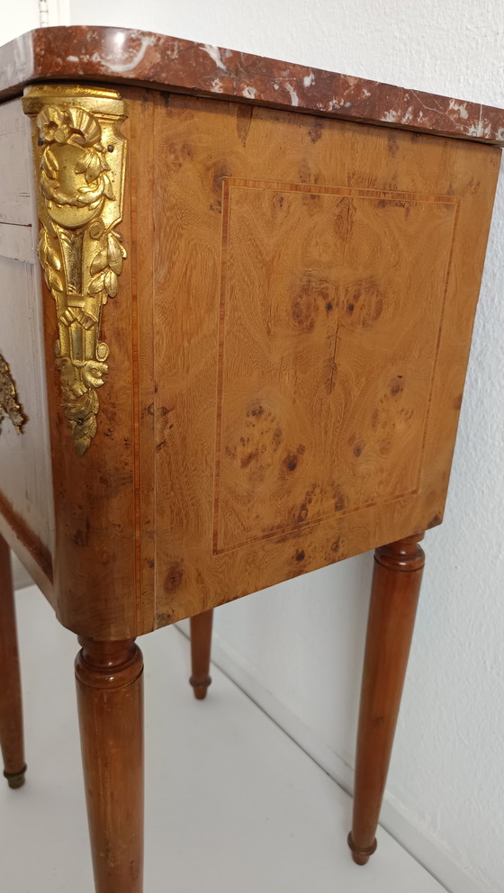 Image 1 of Antikes französisches (Nacht-)Kabinett mit Nussbaumfurnier und Messing