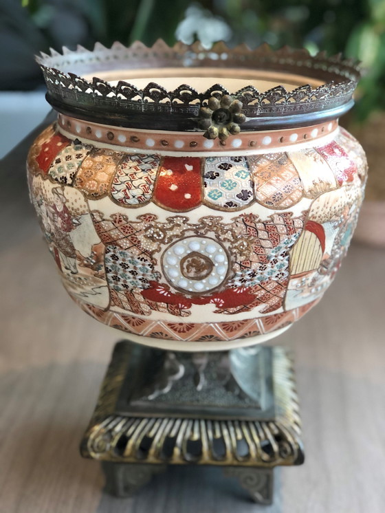 Image 1 of Orientalische dekorative Vase auf Kupfersockel, Herkunft unbekannt.