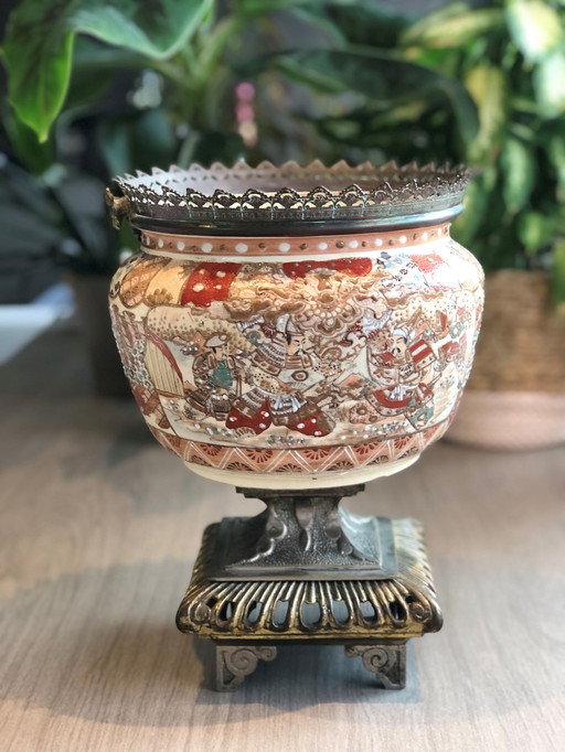 Orientalische dekorative Vase auf Kupfersockel, Herkunft unbekannt.