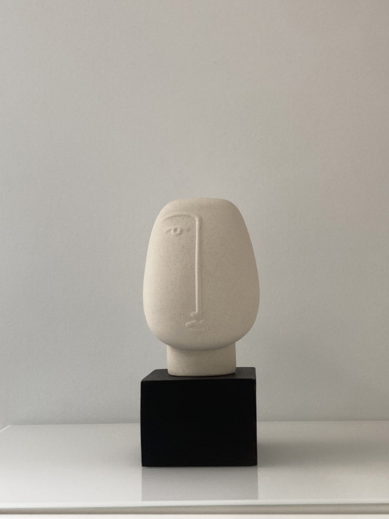 Image 1 of Moderne Skulptur eines stilisierten Kopfes, aus grober Keramik auf Sockel