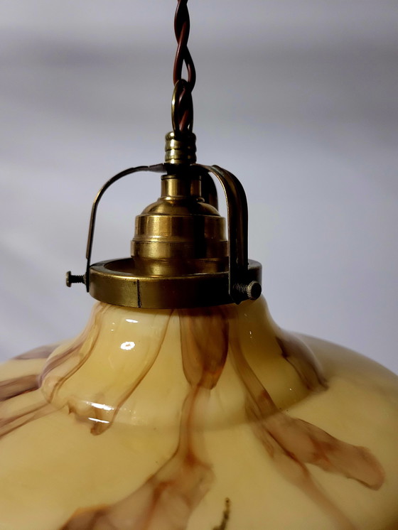 Image 1 of Art-Deco-Hängelampe aus Opalglas, braun marmoriertes Glas und Messingbefestigung, Belgien