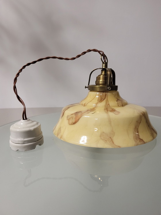 Image 1 of Art-Deco-Hängelampe aus Opalglas, braun marmoriertes Glas und Messingbefestigung, Belgien