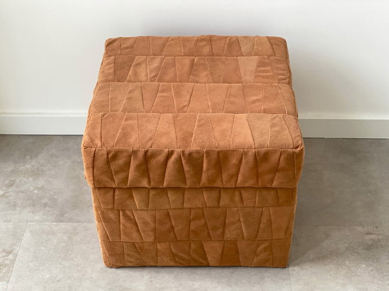 Image 1 of 1x brauner Wildleder-Patchwork-Ottoman / Poof / Hocker mit Ablage