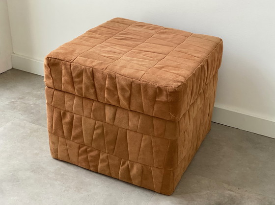 Image 1 of 1x brauner Wildleder-Patchwork-Ottoman / Poof / Hocker mit Ablage