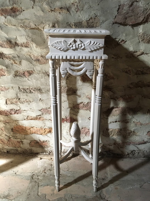 Vintage-Ständer aus geschnitztem Holz mit weißer Patina