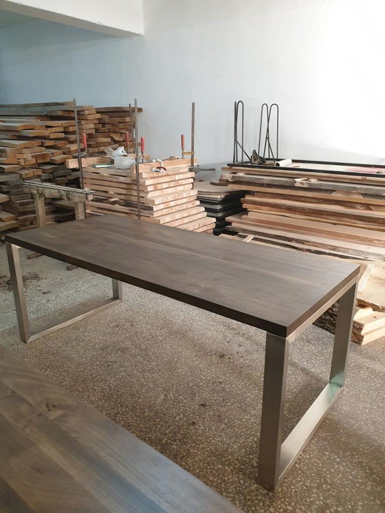 Image 1 of Vassali Tisch mit Platte aus massivem Nussbaumholz