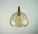 1960er Jahre ANHÄNGERLEUCHTE, bernsteinfarbenes Glas, Messing, Holz