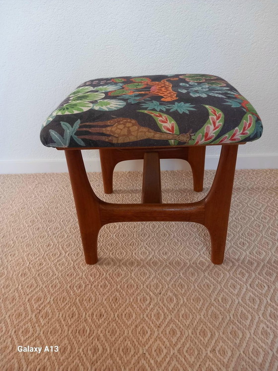 Image 1 of Hocker aus Teakholz im skandinavischen Design mit Faunadruck aus Leinen