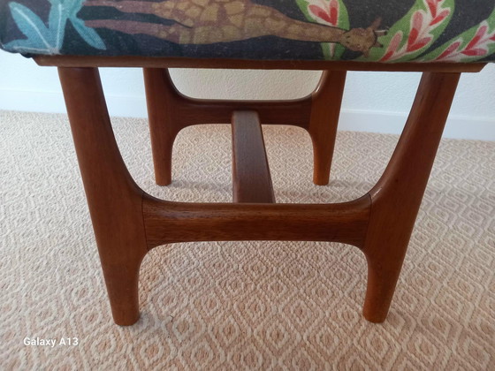 Image 1 of Hocker aus Teakholz im skandinavischen Design mit Faunadruck aus Leinen