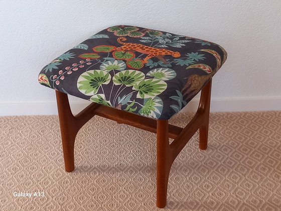 Image 1 of Hocker aus Teakholz im skandinavischen Design mit Faunadruck aus Leinen