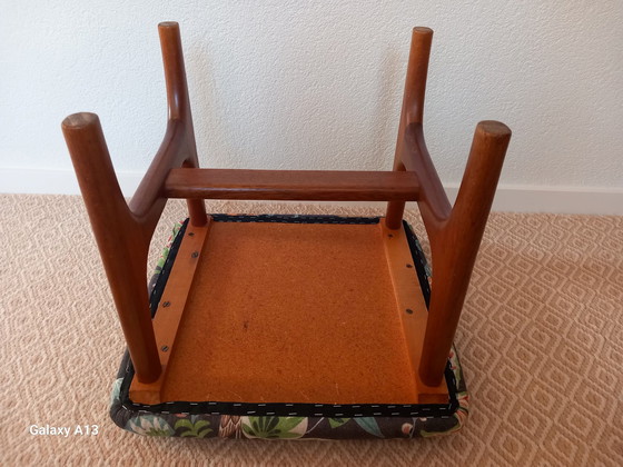 Image 1 of Hocker aus Teakholz im skandinavischen Design mit Faunadruck aus Leinen