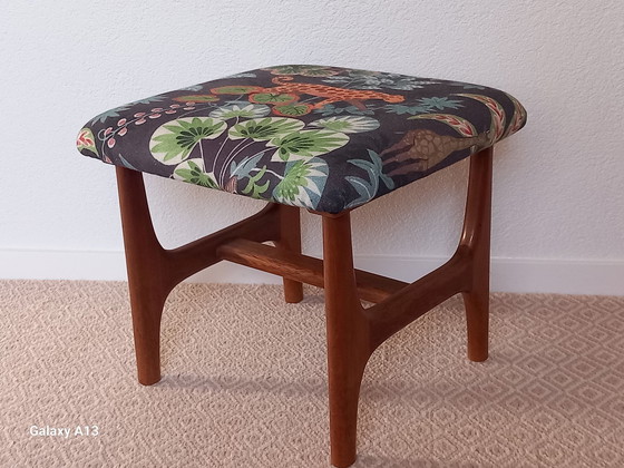 Image 1 of Hocker aus Teakholz im skandinavischen Design mit Faunadruck aus Leinen