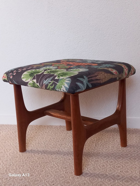 Image 1 of Hocker aus Teakholz im skandinavischen Design mit Faunadruck aus Leinen