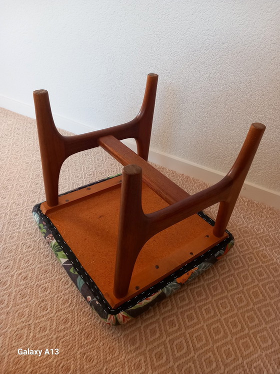 Image 1 of Hocker aus Teakholz im skandinavischen Design mit Faunadruck aus Leinen